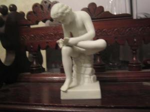 Фарфоровую статуэтку-Мальчик,вытаскивающий занозу-,Германия