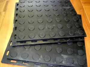 Напольное покрытие из сборных резиновых плит для пола гаража, склада или цеха завода