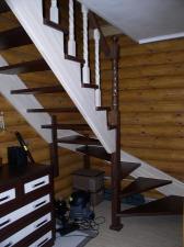 Лестница из массива лиственницы для дома из бруса.