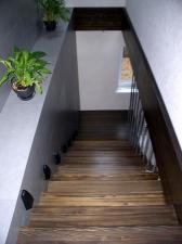 Лестница консольная из массива лиственницы с площадкой.