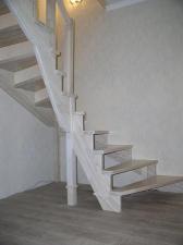 Белая лестница из лиственницы веерной формы.