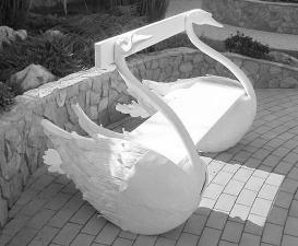 Скамья скульптурная "Два лебедя"