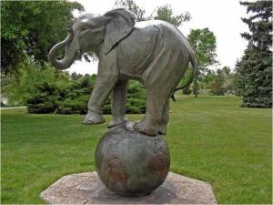 Скульптура "Слон на Земном Шаре"