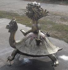 Львенок и черепаха -скульптурная композиция