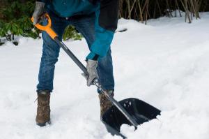 Уборка снега лопатами