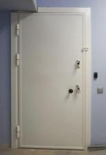 Двери в комнату хранения наркотиков