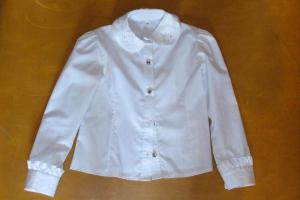 Продам школьные белые блузки на девочку.для начальных классов