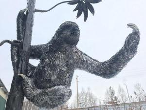 Скульптура из металла"Ленивец на стволе дерева"