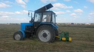 Покос травы трактором на полях и участках