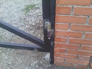Установка и ремонт металлических ворот и дверей