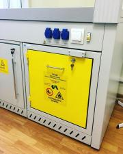 Шкафы для безопасного хранения легковоспламеняющихся жидкостей (ЛВЖ).