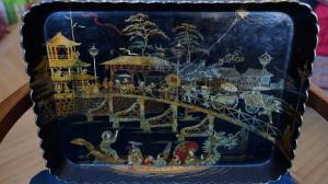 Старинный поднос с изысканной лаковой росписью в стиле Шинуазри. Китай. XVIII век.