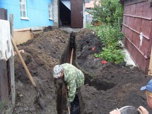 Копаем вручную в Энгельсе выгребные ямы, колодцы на воду в Саратовской области
