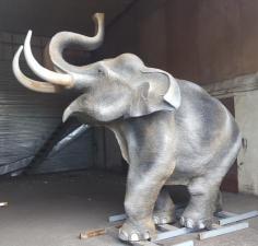 Слон скульптурный из металла.