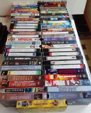 Кассеты VHS с фильмами разных жанров.