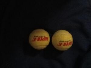Два теннисных мяча.