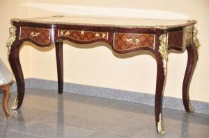 Антикварный стол(бюро) в стиле Луи XV. Украшен в стиле маркетри. 19 век.