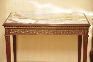 Антикварный стол красного дерева. Красивое украшение из бронзы. Столешница мрамор. 19 век. Франция