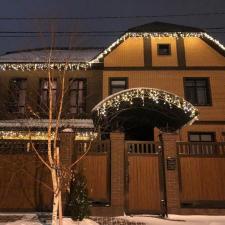 Монтаж новогоднего освещения на фасад дома