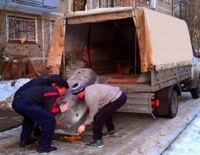Спуск и погрузка мусора в машину в Нижнем Новгороде
