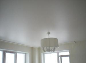 Натяжной потолок белый простой от мастера