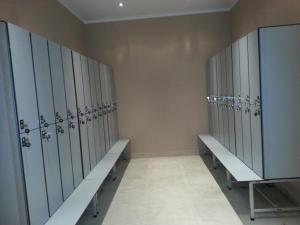 Ячейки хранения одежды, шкафчики HPL для отелей и спортивных раздевалок, шкафы из HPL пластика для бассейнов и аквапарков