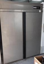 Двухдверный холодильный шкаф Polair