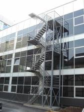 Маршевая металлическая лестница с площадкой