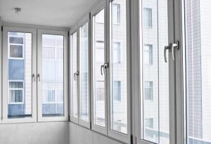 Отделка балконов, ПВХ окна, двери, сушилки, москитные сетки