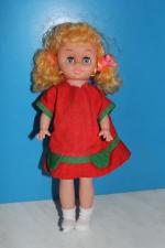 Кукла в красно-зелёном платье