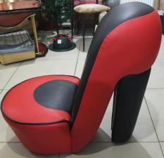 Кресло кожаное в форме женской туфельки на каблуке
