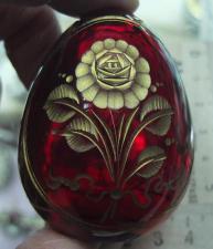 Яйцо рубиновое стекло,гравировка,золочение, в стиле Фаберже