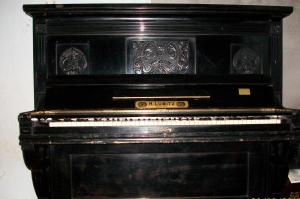 Продам антикварное действующее пианино