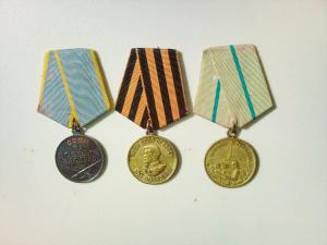 Три военные медали.