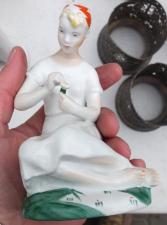 Фарфоровая статуэтка Девушка гадает на ромашке, фарфор ЛФЗ