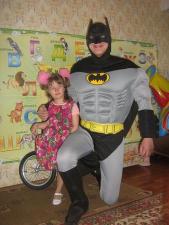 Супергерой на день рождения окажется самым лучшим подарком! Возьмите маскарадный костюм Бэтмена в аренду в Рязани и поздравьте своего ребенка! А если Вы хотите устроить для ребятам захватывающее приключение, то закажите аниматорам программу «Бэтмен с