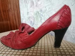 Продам кожаные туфли женские т-красные на каблуке. Р.38