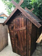 Туалет-домик из дерева