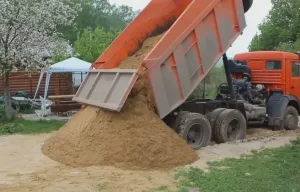 Доставка песка и щебня.
