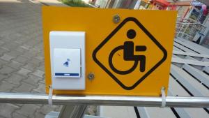 Табличка и звонок вызова персонала для инвалидов