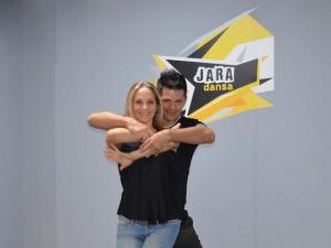 Школа танца Jara Dansa Castelldefels проводит обучение танцам с начинающего уровня.
