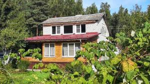 Жилой дачный двухэтажный дом с отличной двухэтажной баней недалеко от Псковского озера