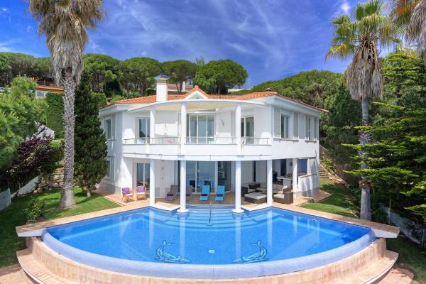 VILLA IN SPAIN, ON THE 1TH LINE OF THE SEA