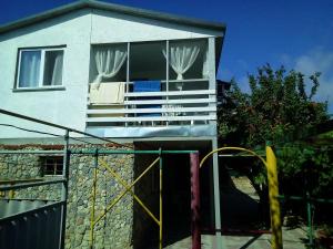 Двухэтажный домик с террасой у самого Черного моря