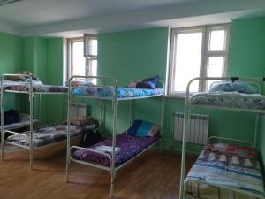 Сдаются места в комнатах в общежитии для рабочих в г. Коммунар, Гатчинского района, Лен. области.