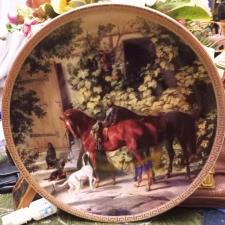 Настенная фарфоровая декоративная тарелка Лошади у крыльца, из серии Шедевры мирового изобразительного искусства