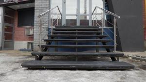 Уличные ступени с антискользящими полосами для отделки лестниц входной группы