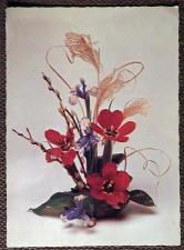 Открытка "Цветочная композиция. Тюльпаны, ирисы". Венгрия. 1980-е годы