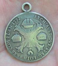 Медаль русским офицерам вручалась за смелость в битвах против Наполеона, медаль делали из австрийского серебряного талера, 18 век