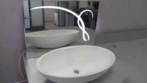 Зеркала и раковины для ванной комнаты